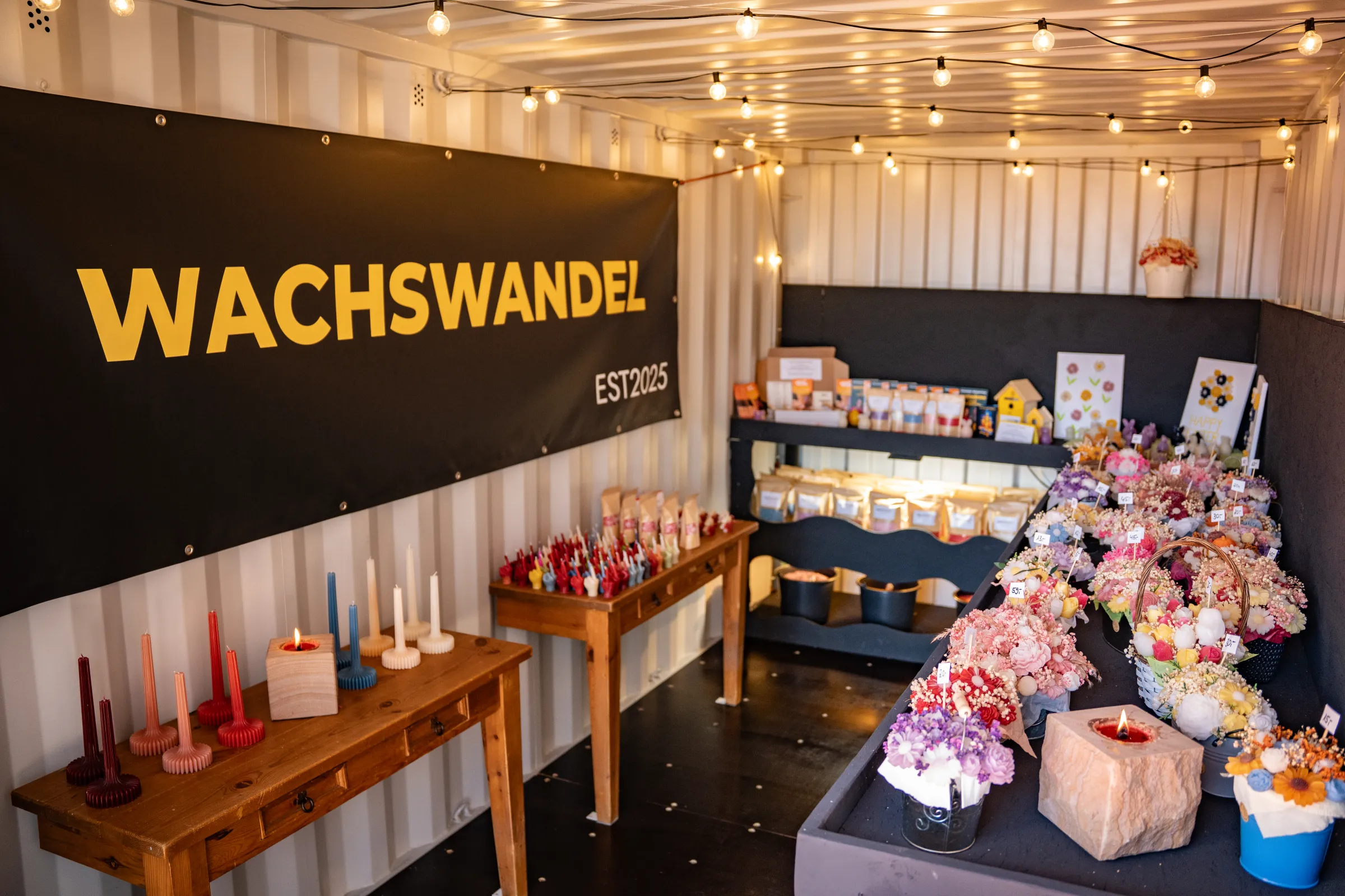 Wachswandel-Pop-up mit handgegossenen Kerzen und Trockenblumen-Editionen